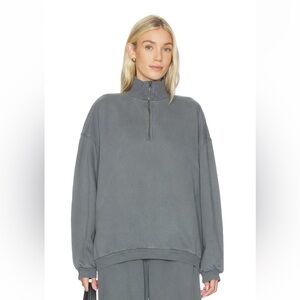 NWT SKIMS BOYFRIEND FLEECE
SLOUCHY HALF ZIP PULLOVER- SIZE S - COLOR ZIRCON
